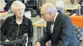  ?? SHAUGHN BUTTS/ EDMONTON JOURNAL ?? Provincial Health Minister Stephen Mandel speaks with Lois Davis at Capital Care Norwood after a provincial health-care announceme­nt in March.