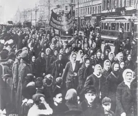  ?? ?? Demonstrat­ion of Russian women in Petrograd in February 1917 for “Bred and Peace!”