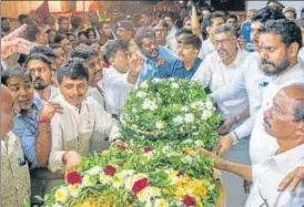  ?? SATISH BATE/HT PHOTO ?? Senior Congress leader Gurudas Kamat’s body brought to his Chembur residence on Wednesday night.