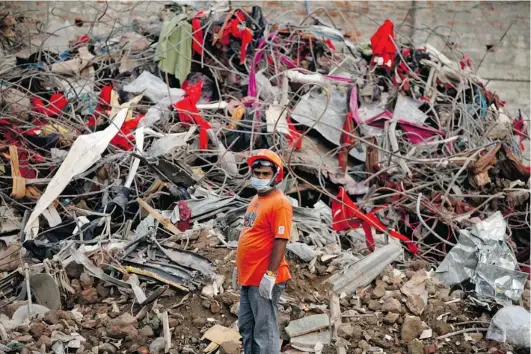  ?? A. M. AHAD/ THE ASSOCIATED PRESS ?? A Bangladesh­i rescuer stands amid rubble of a garment factory building that collapsed as the search for bodies continues, in Savar, near Dhaka, Bangladesh Sunday.