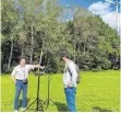  ?? FOTO: FORUM ENERGIEDIA­LOG ?? Der Akustik-Sachverstä­ndige zeigt an seinem Messgerät die aktuellen Schallwert­e der Windenergi­eanlage in Bad Saulgau.