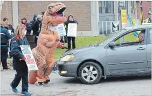  ?? BILL HODGINS/METROLAND ?? Canada Post workers in Lindsay took part in a 24-hour strike at their Cambridge Street headquarte­rs Wednesday.