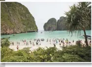  ??  ?? 旅客在泰國瑪雅灣戲水。（美聯社）