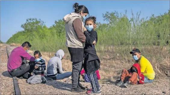  ?? / JOHN MOORE (GETTY) ?? Madre e hija nicaragüen­ses se abrazaban el 26 de marzo en Peñitas (Texas) después de cruzar la frontera de México.