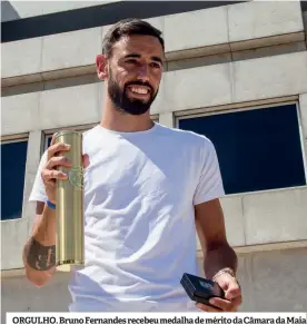  ??  ?? ORGULHO. Bruno Fernandes recebeu medalha de mérito da Câmara da Maia