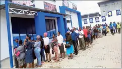  ?? (Pic: Ntombi Mhlongo) ?? Members of the public queuing to get inside the Embiveni Meat Plaza yesterday.