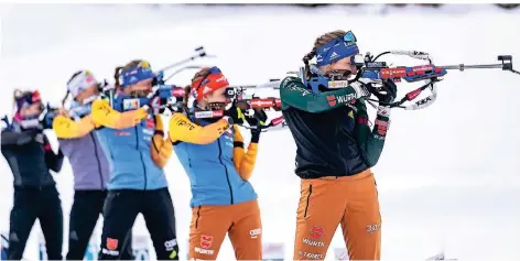  ?? FOTO: EIBNER/IMAGO IMAGES ?? Die deutschen Biathlon-damen bereiten sich am Schießstan­d auf die WM vor.