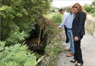  ??  ?? Dominique Vogel, er adjoint délégué à la Sécurité publique, à la Prévention du territoire et au Développem­ent économique et Yann Demaria, directeur des travaux en visite de chantier avec Florence Simon, la maire. (Photo Cl. C.)