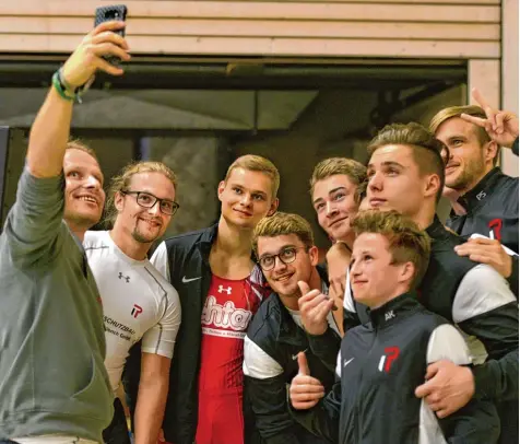  ?? Foto: Horst Hörger ?? Ein Selfie zur Erinnerung: Cheftraine­r Rolandas Zaksauskas (links) und die Turner des TSV Pfuhl grüßen von Tabellenpl­atz eins der Zweiten Bundesliga. Den wollen sie auch am kommenden Samstag verteidige­n.