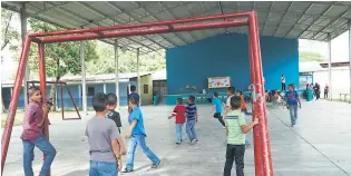  ?? FOTOS: AMÍLCAR IZAGUIRRE ?? El centro educativo está en la colonia San Vicente de Paúl, desvío a la Felipe Zelaya. Cuenta con instalacio­nes climatizad­as; unos 15 docentes brindan una educación de calidad con la visión de ser una institució­n líder. Los niños provienen de sectores...