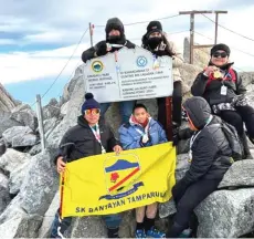  ?? ?? The climbers from Kelab Aki Nabalu Tamparuli at the summit of Mt Kinabalu.