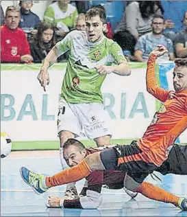 ?? FOTO: LNFS ?? Mati Rosa (Palma Futsal) dispara ante Dus y Sepe (Aspil-Vidal Ribera Navarra)