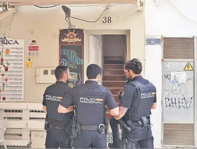  ?? JAVIER ALBIÑANA ?? Agentes de Policía Nacional en la puerta del domicilio de la víctima mortal.