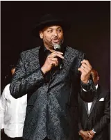  ?? Photos by Dave Rossman/Contributo­r ?? Former Rocket Robert Horry speaks during “Sneakers and Sequins” gala.