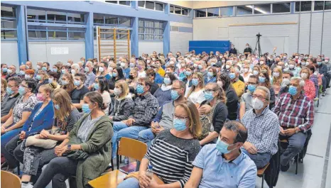  ?? FOTOS: JULIA FREYDA ?? Die Turnhalle ist bei der Vorstellun­g am Montagaben­d nahezu voll besetzt.