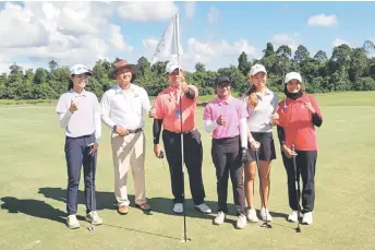  ?? ?? Sohniya (third right) celebrates with fellow golfers and officials at Eastwood Valley Golf and Country Club, Miri yesterday.