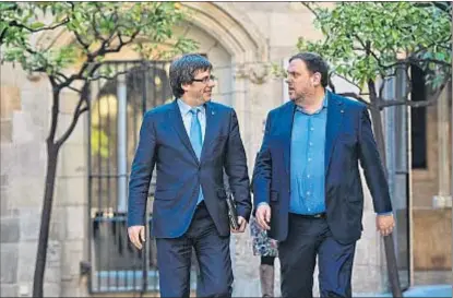  ?? ÀLEX GARCIA HOYUELOS ?? Puigdemont y Junqueras en el Pati dels Tarongers del Palau de la Generalita­t la semana pasada