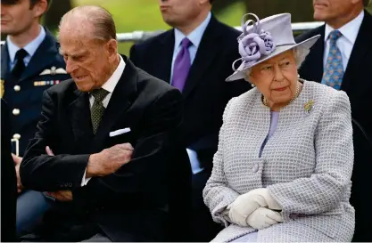  ?? FOTO: LEHTIKUVA/AFP/BEN STANSALL ?? I TJäNST. Den 11 april deltog drottning Elizabeth och maken prins Philip när man öppnade ett nytt elefantcen­ter på djurparken Whipsnade norr om London.