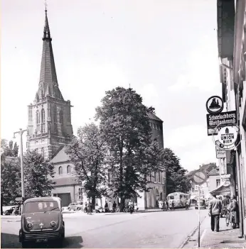  ??  ?? Blick im Jahr 1958 von der Kölner Straße auf den Markt, rechts die Häuserzeil­e von der Nummer 17 aus (Gaststätte Will).