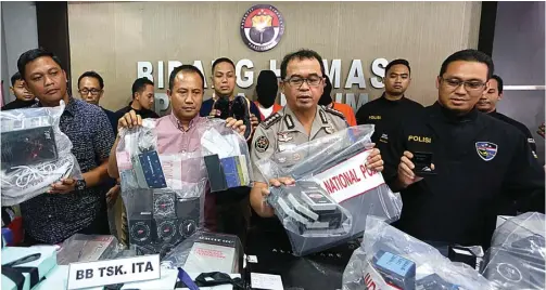  ?? ZAIM ARMIES/JAWA POS ?? KEJAHATAN CYBER: Wadireskri­msus Polda Jatim AKBP Arman Asmara Syaifuddin (dua dari kiri, depan) bersama Kabidhumas Polda Jatim Kombespol Frans Barung Mangera.