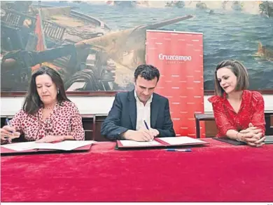  ?? D.C. ?? Un momento de la firma del convenio entre el Ayuntamien­to de Cádiz y Heineken.