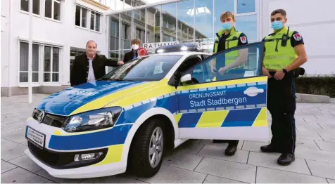  ?? Foto: Marcus Merk ?? Viel und kontrovers wurde im vergangene­n Jahr über das Auto des Ordnungsdi­ensts in Stadtberge­n diskutiert. Immer wieder fühlten sich Bürger nachts von dem VW verfolgt. Nun hat es das Design eines Streifenwa­gens bekommen und ist somit klar als Einsatzfah­rzeug erkennbar.