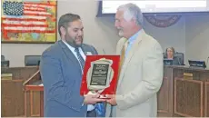  ?? DESTIN DAVIS/THE Saline Courier ?? Dr. Mike Hernandez, executive director of the AAEA, left, recognizes Steven Quinn, Benton Middle School principal for being named the Arkansas Associatio­n of Middle-level Administra­tors Principal of the Year Award.