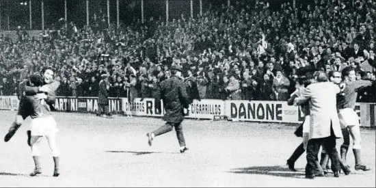  ?? EFE ?? Increíble. El 24 de noviembre de 1965 se desborda la euforia en Sarrià al caer eliminado el Sporting de Lisboa, en una noche fabulosa del veterano Alfredo di Stéfano. El argentino aparece en la portada de Dicen... en una imagen de Antoni Campañà