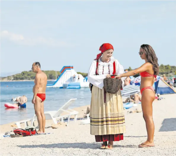  ?? ?? SELO POMORACA, RIBARA I RONILACA Jezerski dani mora cjeloljetn­a su manifestac­ija tijekom koje se održava regata drvenih brodova, nastupi klapa, promenada tovara, demonstrac­ija starih zanata...