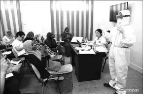  ??  ?? The 35th Chinese medical team conduct a training lecture on the prevention and treatment of the novel coronaviru­s (COVID-19) in a hospital in Khartoum, Sudan. (Photo: Xinhua)