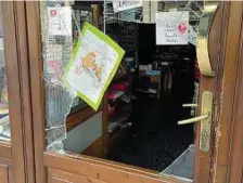  ?? ?? Ultimo colpo La vetrina infranta della libreria Mercurio in via Po