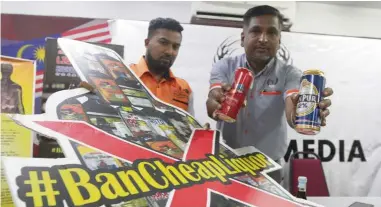  ??  ?? Dangerous drinks: David (right) showing cheap alcohol sold in the market during the press confrence at his service centre in Chai Leng Park, Butterwort­h.