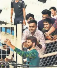  ?? SAMIR JANA/HT ?? Pakistan speedster Shaheen Shah Afridi obliges fans with a selfie during training at the Eden Gardens on Monday.