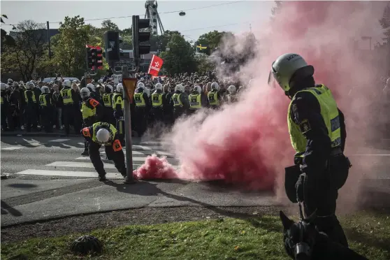  ?? Bild: OLOF OHLSSON ?? DYRT. Slutnotan efter demonstrat­ionerna i Göteborg blir dyr för både polis och företagare.