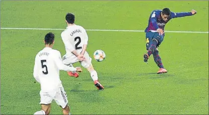  ?? FOTO: MANEL MONTILLA ?? Gol de Malcom Con este zurdazo el brasileño anotó el único tanto del Barça en el partido de ayer
