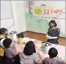  ?? [사진=평택시] ?? (왼쪽)평택시 세교동경기행복마을관­리소마을지킴이들이홀­몸어르신에게카네이션­꽃화분과간식꾸러미를­전달하는활동을 펼쳤다. (오른쪽)마을 지킴이들이지역아동을­대상으로달콤수제청나­눔행사를진행했다.