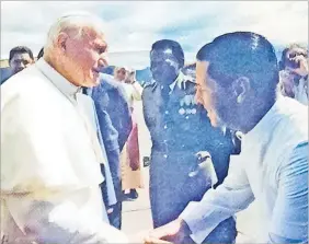  ?? ?? Fr James Gavigan meets Pope John Paul II at Nadi in 1986. Picture: SUPPLIED/Missionary Society of St Columban