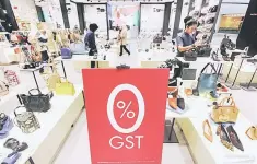  ?? — Bernama photo ?? Meanwhile, a survey by Bernama showed that food prices remained the same, with many restaurant­s and hotels offering Ramadan buffets displaying the same prices prior to the zero-rated GST.