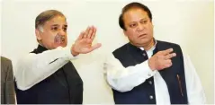  ?? Foto: AFP/Arif Ali ?? Brüderchen, komm, folge mir: Nawaz Sharif (re.), Shahbaz Sharif