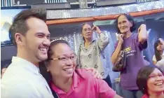  ??  ?? It’s Showtime host Billy Crawford with a live studio audience member