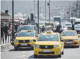  ?? LaPresse ?? Vetture gialle
A Istanbul circolano 17.400 taxi, i conducenti accusano Uber di concorrenz­a sleale