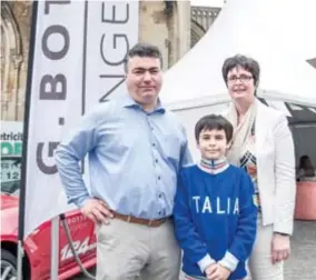  ?? FOTO BOUMEDIENE BELBACHIR ?? Robert Botta en zijn vrouw Greet Lenaerts werden op de markt in Tongeren door de arbeidsins­pectie stevig op de vingers getikt omdat hun tienjarige zoon Matteo het kraam hielp opzetten.