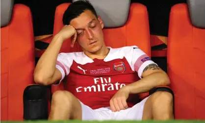  ??  ?? Mesut Özil sits in Arsenal’s dugout after being substitute­d by Unai Emery during their Europa League final defeat by Chelsea. Photograph: Chris Brunskill/Fantasista/Getty Images