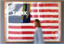  ?? Foto: dpa/Uli Deck ?? Eine Besucherin und Copleys »Imaginäre Flagge für die USA«