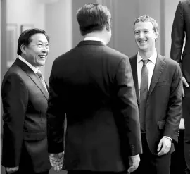  ?? REUTERS ?? A 2015 picture of Chinese President Xi Jinping ( centre) with Facebook CEO Mark Zuckerberg at Microsoft’s main campus in Washington. Also seen is China’s former internet czar, Lu Wei