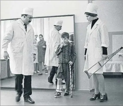  ?? KOTLIAKOV E. / AFP ?? El doctor Ilizárov con uno de sus pacientes en el hospital de Kurgan donde inició su carrera
