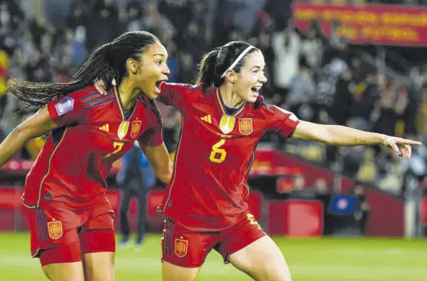  ?? EFE ?? Salma Paralluelo y Aitana Bonmatí, autora del 2-0, cuajaron un encuentro muy completo en La Cartuja //