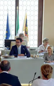  ??  ?? Sala Bernarda Una seduta del consiglio comunale con il sindaco Francesco Rucco