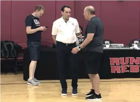  ?? AP FOTO ?? VISIT. Former USA Basketball coach Mike Krzyzewski (center) dropped by the World Cup-bound US team’s practice in Las Vegas.