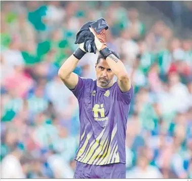  ?? E. P. ?? Claudio Bravo saluda a la afición al final del encuentro del pasado lunes en el Villamarín.